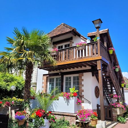 Gîte Le Balcon Flaubert Forges-les-Eaux Exterior foto
